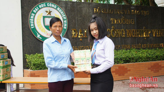 Đại diện sinh viên Lào và Thái Lan tặng quà cho người nhà thí sinh
