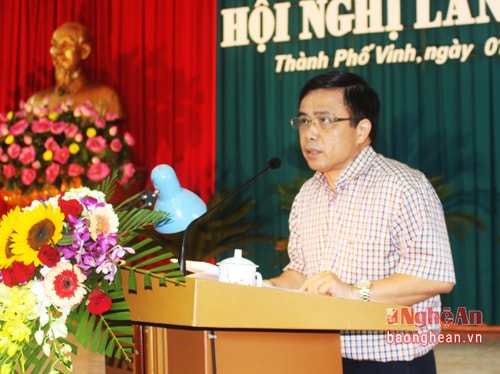 Đồng chí Huỳnh Thanh Điền - Phó Chủ tịch UBND tỉnh trình bày dự thảo 3 đề án chương trình phát triển hạ tầng trọng yếu của tỉnh