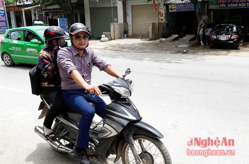 Thầy Khoa chở sỹ tử đi thi miễn phí
