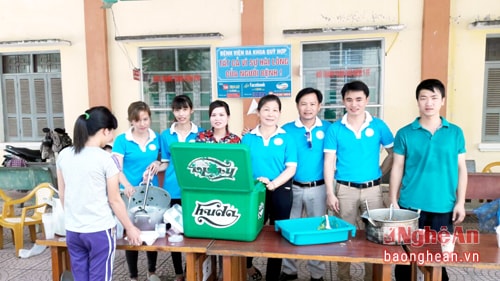 Phát cháo miễn phí.