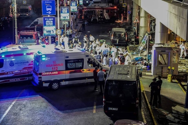 Quang cảnh bên ngoài sân bay Ataturk, Istabul sau vụ đánh bom tối ngày 28/6. Ảnh: Getty Images