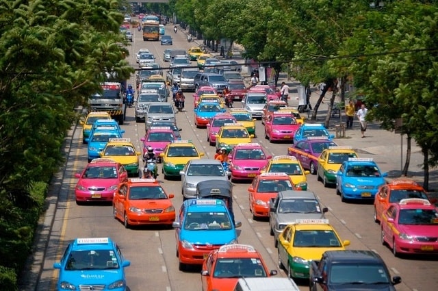Loạt xe taxi đa màu sắc tại Bangkok, Thái Lan. Ảnh: Amusingplanet.
