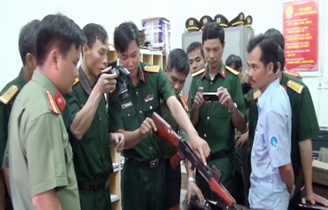 Lực lượng chức năng tiến hành kiểm tra vũ khí quân dụng được phát hiện trên xe khách. 