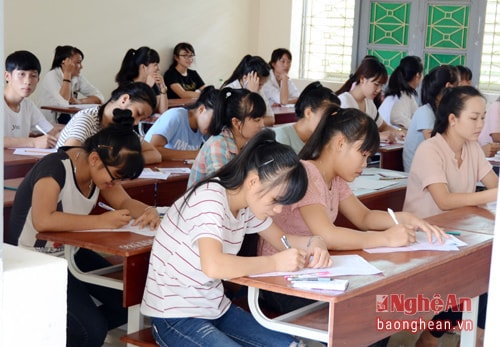 Thí sinh làm bài thi tại Cụm thi số 35 do Trường Đại học Vinh chủ trì.