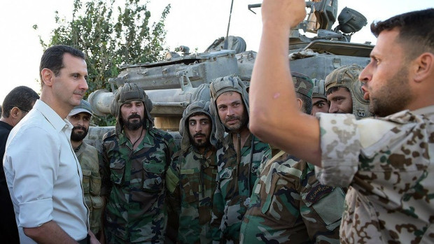Tổng thống Syria Bashar al-Assad nói chuyện với binh lính Syria trong chuyến thăm tới tiền tuyến tại vùng ngoại ô của Damascus vào ngày 26/6/2016. Ảnh: SANA.
