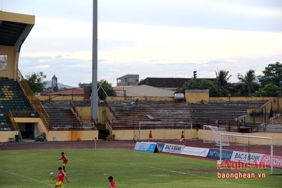 Không chỉ có khán đài B, khán đài D khu vực dành cho các CĐV đội khách tại V.League cũng được lắp khoảng hơn 500 ghế ngồi. 