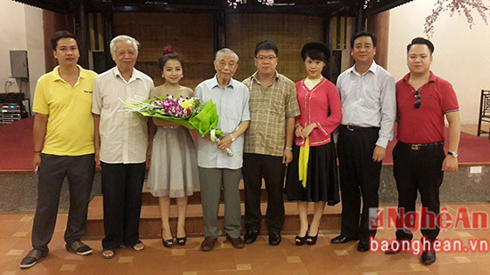Ngọc Ánh tặng hoa nguyên Phó Thủ tướng Nguyễn Mạnh Cầm và các cán bộ lãnh đạo người Nghệ An