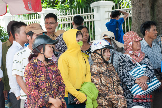 Phụ huynh chờ các thí sinh làm bài thi tại điểm thi Trường Đại học Vinh.