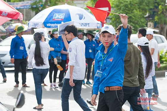 Năm nay, ĐH Vinh thực hiện chương trình Tiếp sức mùa thi với 750 sinh viên tình nguyện tham gia với nhiều hoạt động như hỗ trợ chỗ ăn nghỉ cho phụ huynh học sinh ở xa, xe ôm miễn phí …