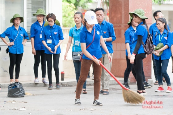 Sau mỗi buổi thi nhiều sinh viên không quản ngại nắng nôi đã ở lại dọn dẹp, vệ sinh quanh khu vực sạch sẽ.