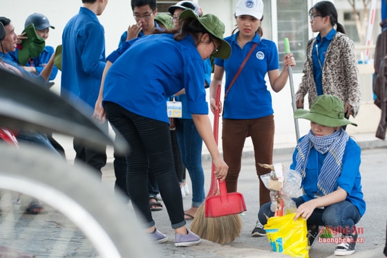 Mỗi sinh viên cùng nhau chung tay bảo vệ môi trường.