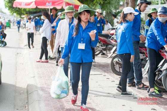 Sinh viên năm 2 khoa Luật ĐH Vinh Huỳnh Thị Vân đen nhẻm vì nắng nhưng hai năm liên tiếp em đều tham gia các hoạt động tình nguyện của trường.