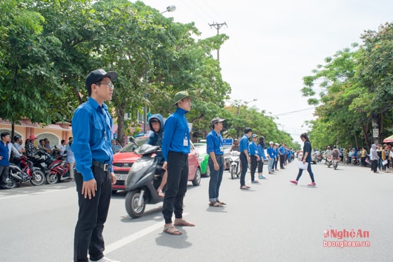 Không chỉ các anh chị sinh viên, các em học sinh trường Huỳnh Thúc Kháng ( TP Vinh ) cũng nhiệt tình tham gia hoạt động tiếp sức mùa thi, đã thể hiện tinh thần tình nguyện và nhiệt huyết tuổi trẻ.