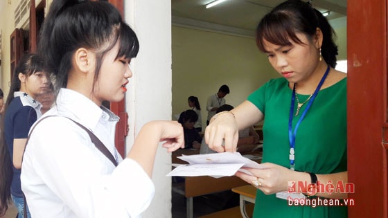 Thí sinh làm thủ tục tại điểm thi Trường Đại học Vinh
