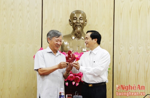 Nhân dịp làm việc tại Nghệ An tặng đoàn công tác Đại sứ quán những món quà ý nghĩa, là sản phẩm của địa phương.