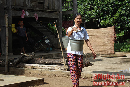 Vào khoảng  tháng 3 đến tầm tháng 7 hàng năm giếng nước bắt đầu cạn khô, nhiều gia đình phải dùng can, xô đi xin nước ở các hộ lân cận dù đã có dự án làm bể nước phục vụ dân sinh từ nhiều năm nay.