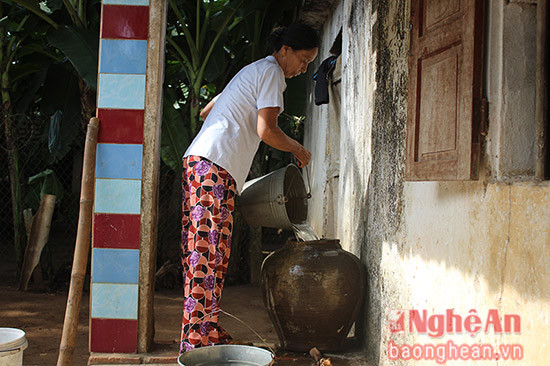 Bà Nguyễn Thị Trưng 59 tuổi( xóm Kẻ Mui) chia sẻ: đã 10 năm nay, từ khoảng tháng 3 đến tháng 7 hàng năm gia đình tôi phải đi xin nước ở các nhà lân cận. Nhiều lúc đi làm về khuya, hết nước nhưng cũng phải cố nhịn vì ngại và sợ làm phiền người khác.