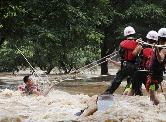 Trong quá trình đi tình nguyện, 3 sinh viên nữ trường ĐH Ngoại thương bị lũ cuốn trôi. (Ảnh minh hoạ)