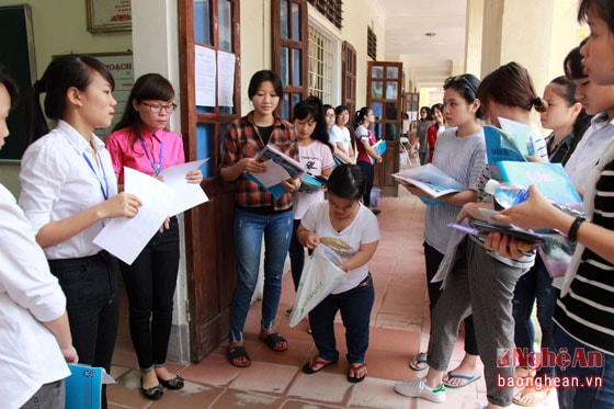 Huyền Trang làm thủ tục trước khi bước vào môn thi Địa lý