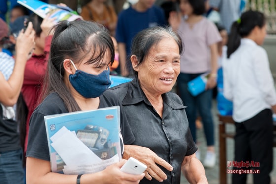 Ngay sau khi kết thúc môn thi Địa lý, nhiều phụ huynh và học sinh lên đường trở về quê.