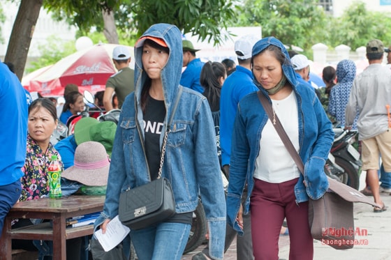 Năm nay, quy chế thi có nhiều thay đổi, không có thí sinh ngoại tỉnh tham dự nên lượng người lưu thông ít, tình hình giao thông có phần ổn định hơn. 