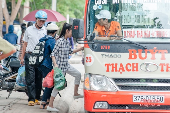 Họ vội vã lên các chuyến xe bus để mong sớm trở về nhà, nghỉ ngơi sau những ngày thi căng thẳng.