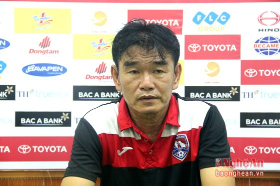 HLV Phan Thanh Hùng không hề trách các cầu thủ Than Quảng Ninh sau trận đấu bạc nhược trên sân Vinh. 
