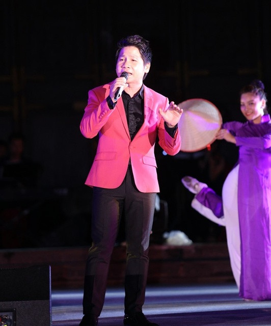 Ca sĩ Trọng Tấn hát loạt ca khúc gồm Chiều Hiền Lương, Về miền Trung, Nôi tre làng. 