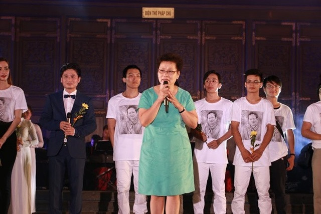 Bà Huyền Lâm, vợ cố nhạc sĩ An Thuyên, cảm ơn các nghệ sĩ và khán giả khi chương trình kết thúc. 
