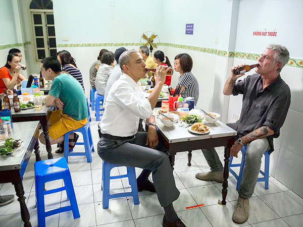 Hình ảnh Tổng thống Barack Obama và Anthony Bourdain trong quán bún chả tại Hà Nội được Anthony Bourdain quảng bá trên trang Facebook cá nhân. Ảnh Internet