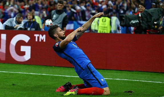 Giroud lập cú đúp trong trận tứ kết. Ảnh: Reuters