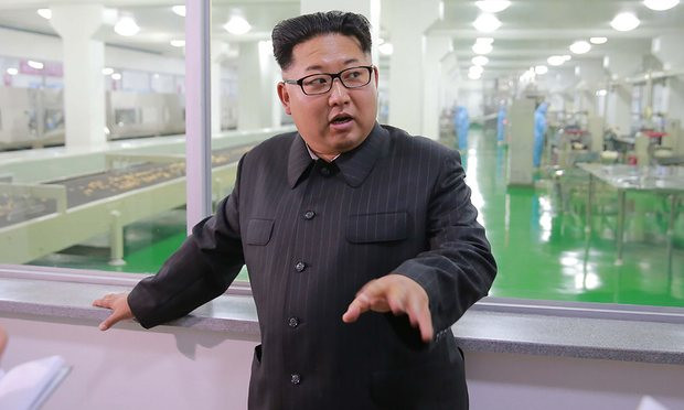 Ông Kim Jong-un trong chuyến thăm 1 nhà máy tại Bình Nhưỡng hồi tháng 6/2016. Ảnh: KCNA.