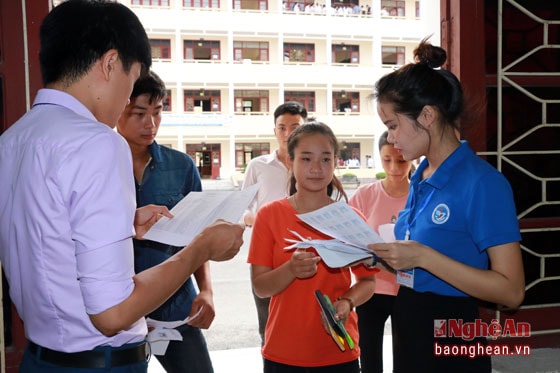 Các thí sinh làm thủ tục vào phòng thi tại điểm thi ĐH Vinh.