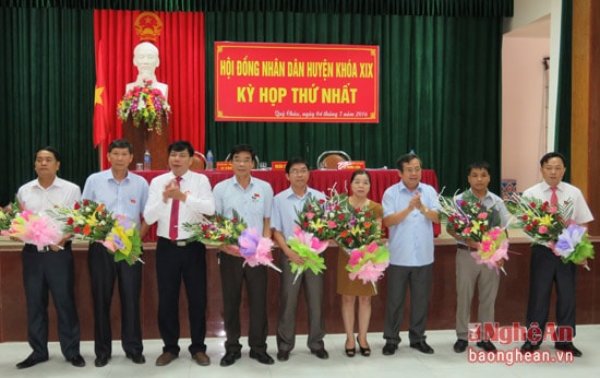 Ông Lang Quốc Dũng- Phó Bí thư thường trực Huyện ủy và ông Ngô Đức Thuận -  Chủ tịch UBND huyện tặng hoa chúc mừng các trưởng, phó ban HĐND huyện.