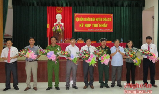 Ông  Lang Quốc Dũng - Phó Bí thư thường trực Huyện ủy và ông Lô Thanh Luận- Phó Chủ tịch HĐND huyện tặng hoa chúc mừng Chủ tịch, Phó Chủ tịch, các ủy viên UBND huyện nhiệm kỳ 2016-2021.