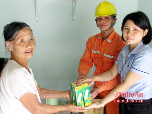 Điện lực Nghĩa Đàn terao bóng đèn tiết kiệm điện cho các hộ nghèo