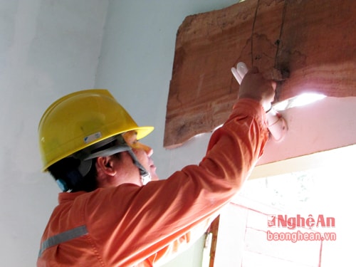 Điện lực Nghĩa Đàn đến từng hộ Thay bóng cho các hộ nghèo