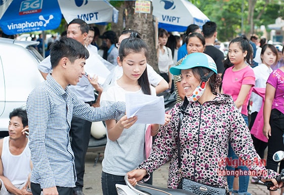 Phụ huynh và thí sinh sôi nổi bàn luận sau khi kết thúc kỳ thi.