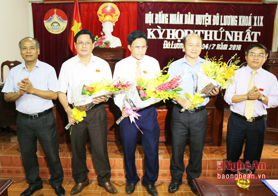 Đồng chí Trương Hồng Phúc – TUV – Bí thư Huyện ủy tặng hoa chúc mừng các đồng chí trúng cử Chủ tịch, Phó Chủ tịch HĐND huyện.