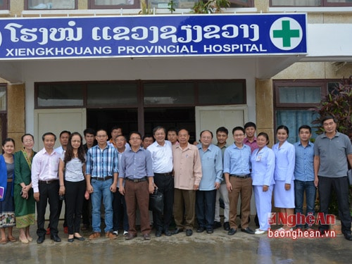 Đoàn cán bộ y tế Nghệ An chụp ảnh lưu niệm với