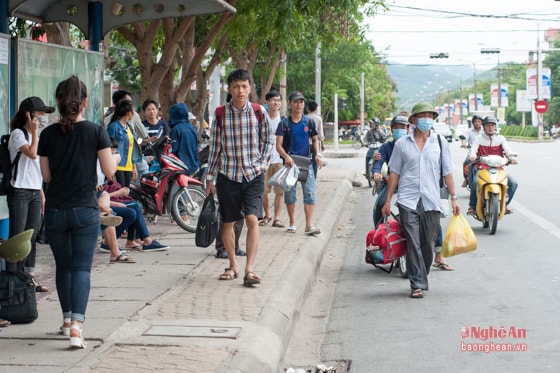 Ngay khi kết thúc buổi thi cuối cùng, phụ huynh và thí sinh đã tất bật mang theo hành lý, tìm đón các chuyến xe bus để trở về nhà.