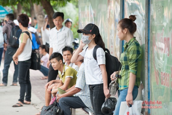 Tại các điểm chờ xe bus, đông nghịt