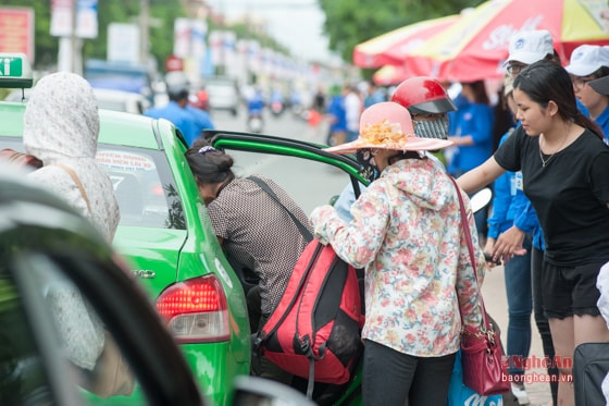 Trong quá trình đứng chờ, nhiều người cùng quê đã