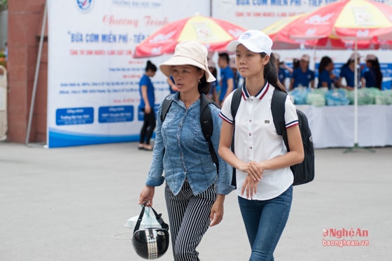 Hai mẹ con quê ở huyện Quế Phong lo lắng tìm chuyến xe chiều để về nhà.