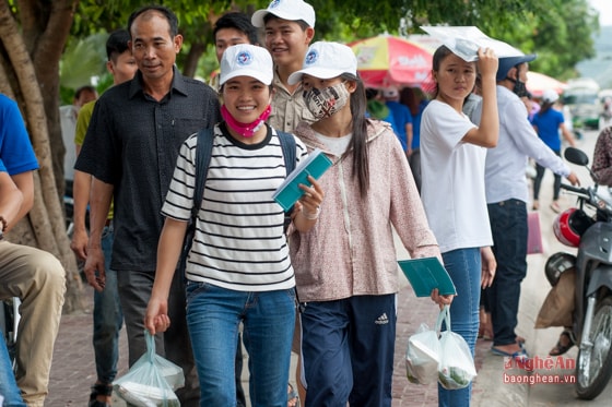 Thí sinh cười tươi sau khi hoàn thành tốt kỳ thi THPT quốc gia 2016, nhanh nhẹn cùng người thân tìm đón xe để về nhà nghỉ ngơi.