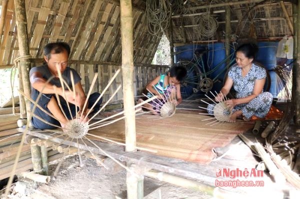 Ms. Nguyen Thi Lieu and her husband in Village 3, Thach Son commune have been making a living from shrimp fishing for nearly 50 years. As she shared, the most effective way to catch shrimps is dropping bamboo traps in the river. Therefore, everyday, she and her husband spend much of their time on making traps and going shrimp fishing to earn extra income.