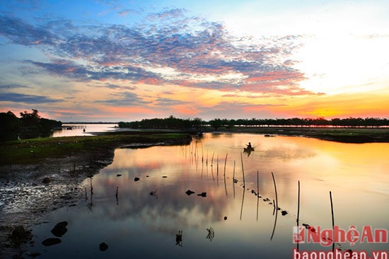 Chợ Trụ, ngôi chợ nằm bên tuyến đường du lịch Ven đê Sông Lam thuộc địa phận xã Hưng Hòa, T.P Vinh.