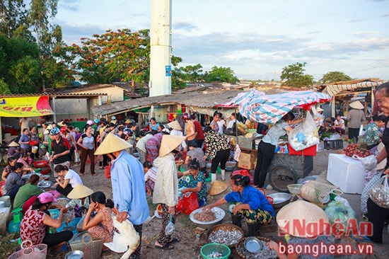 Chợ họp từ 4 giờ sáng đến khoảng 8 giờ là vãn khách, theo người dân kể lại thì người dân Hưng Hòa còn phải xuống đồng nên chợ trụ phải hợp từ rất sớm.