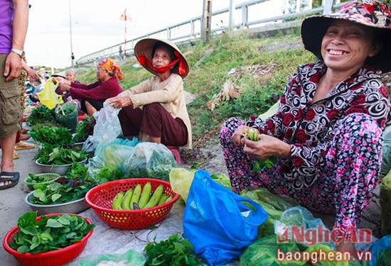 Những hàng rau tươi non được hái trong vườn nhà ngồi chào bán ngay ven đê