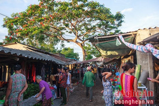 Nằm ngay bên sông Lam, tưởng chừng rất mong manh, tạm bợ, nhưng chợ Trụ vẫn rất đầy đủ các gian hàng.